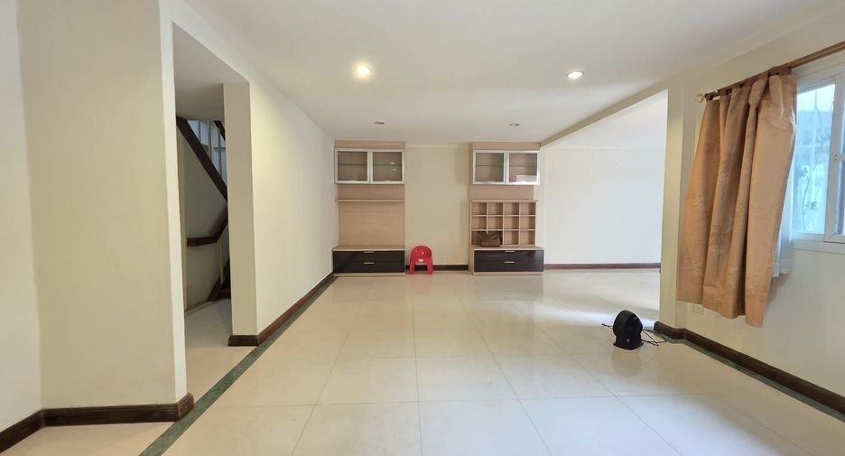 For sale and for rent 3 bedrooms townhouse in Watthana, Bangkok