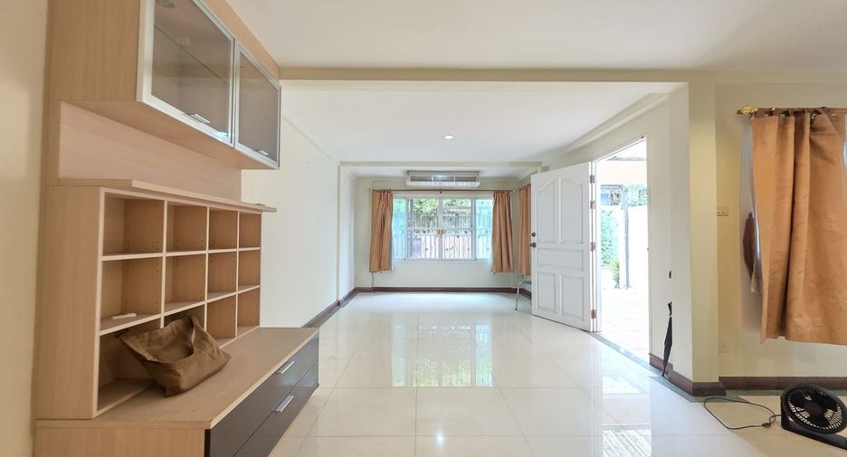 For sale and for rent 3 bedrooms townhouse in Watthana, Bangkok