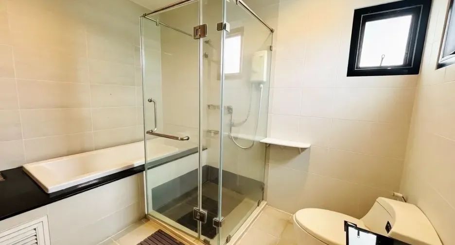 Casa en venta de 4 habitaciones en San Kamphaeng, Chiang Mai