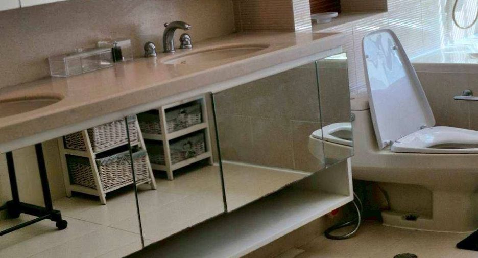 For rent 3 bedrooms condo in Bang Rak, Bangkok