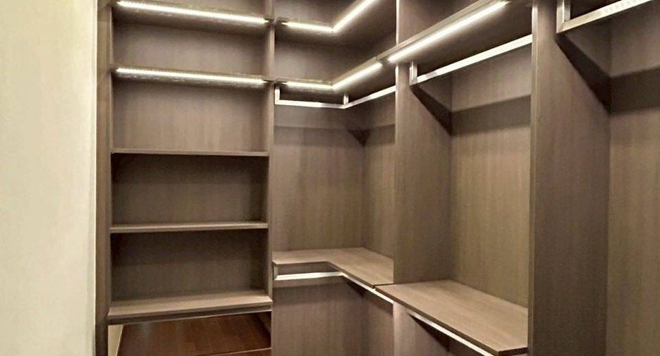 For sale 3 bedrooms condo in Khlong Toei, Bangkok