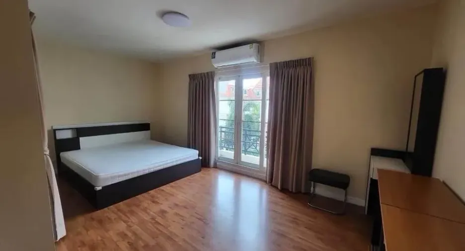 For rent 3 bedrooms townhouse in Lat Phrao, Bangkok