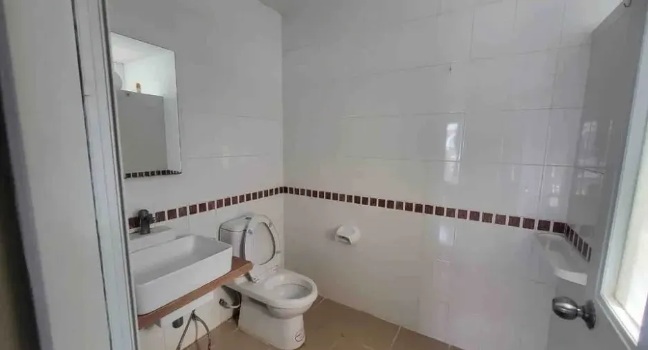 For rent 3 bedrooms townhouse in Lat Phrao, Bangkok