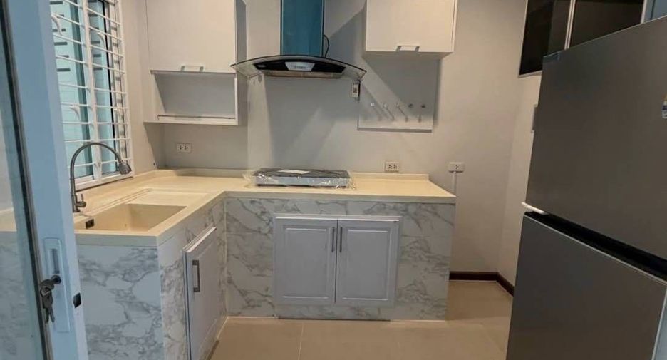 Casa adosada en venta de 4 habitaciones en Suan Luang, Bangkok