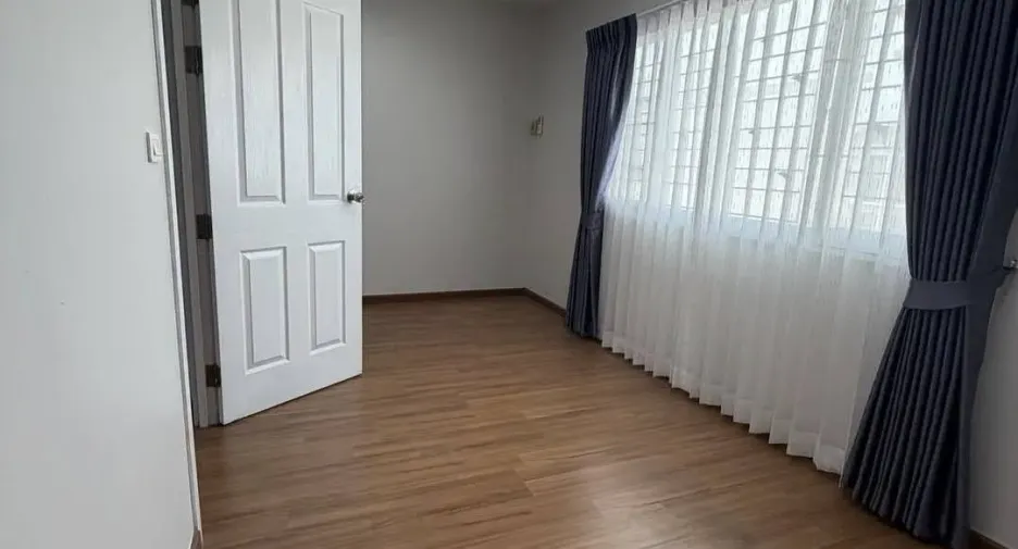 For sale 4 bedrooms townhouse in Suan Luang, Bangkok