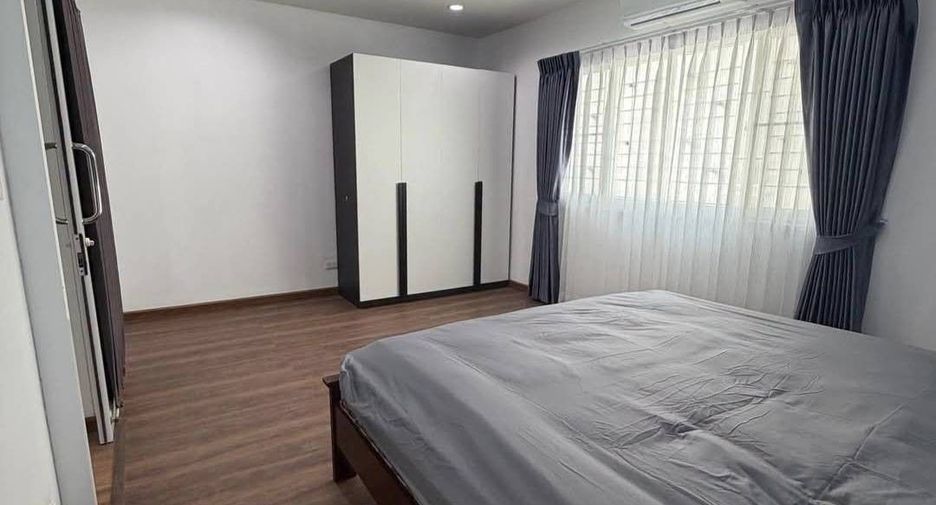 Casa adosada en venta de 4 habitaciones en Suan Luang, Bangkok