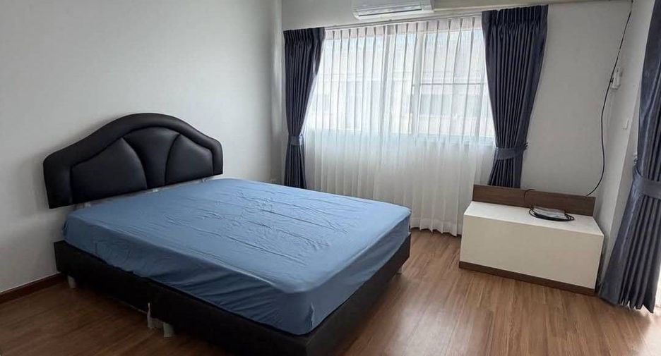 Casa adosada en venta de 4 habitaciones en Suan Luang, Bangkok