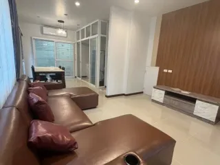 Casa adosada en venta de 4 habitaciones en Suan Luang, Bangkok