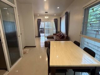 Casa adosada en venta de 4 habitaciones en Suan Luang, Bangkok