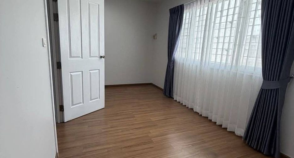 Casa adosada en venta de 4 habitaciones en Suan Luang, Bangkok