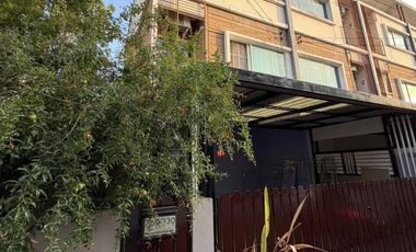 Casa adosada en venta de 4 habitaciones en Suan Luang, Bangkok