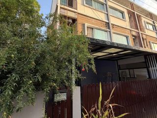 Casa adosada en venta de 4 habitaciones en Suan Luang, Bangkok