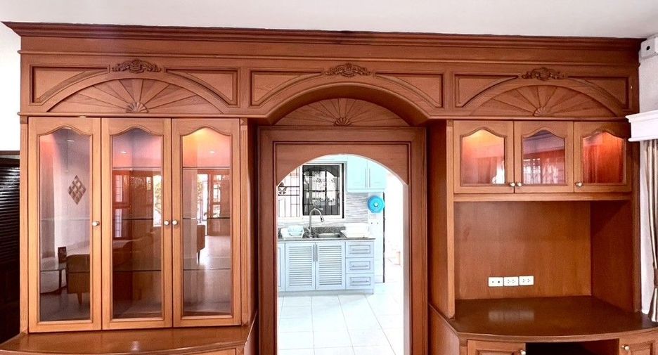 À louer 4 chambres villa à Bang Lamung, Chonburi