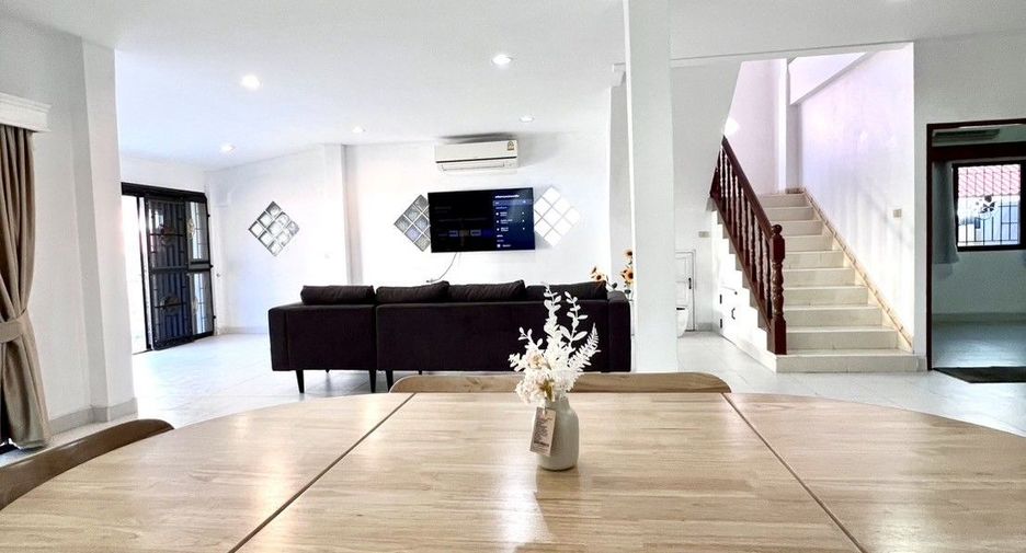 À louer 4 chambres villa à Bang Lamung, Chonburi