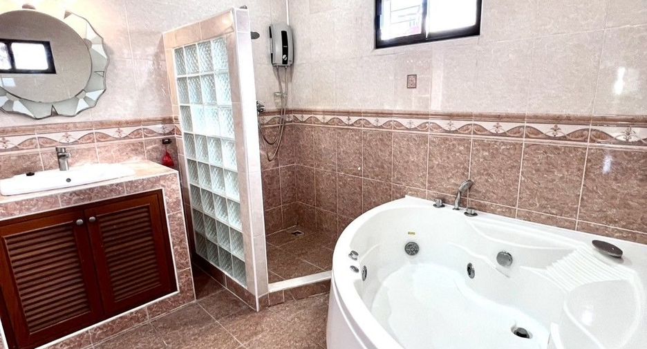 À louer 4 chambres villa à Bang Lamung, Chonburi