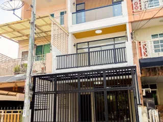 Casa adosada en venta de 4 habitaciones en Wang Thonglang, Bangkok