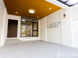 Casa adosada en venta de 4 habitaciones en Wang Thonglang, Bangkok