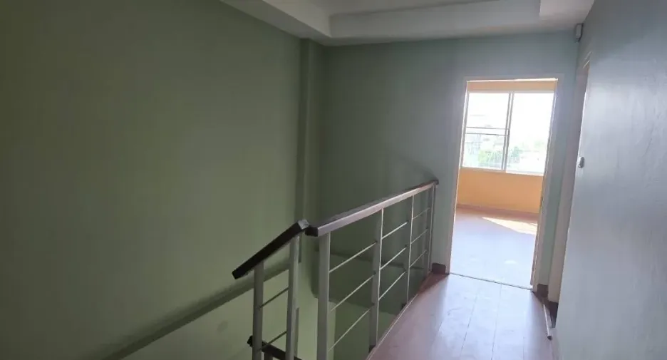 Casa adosada en venta de 4 habitaciones en Wang Thonglang, Bangkok