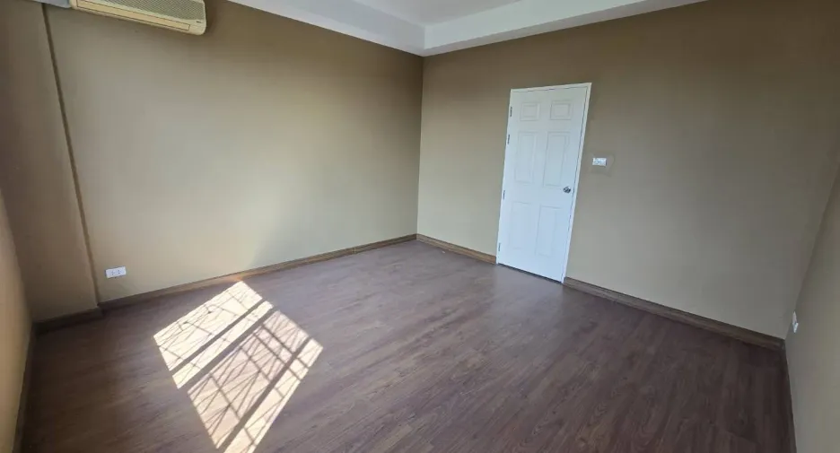 Casa adosada en venta de 4 habitaciones en Wang Thonglang, Bangkok