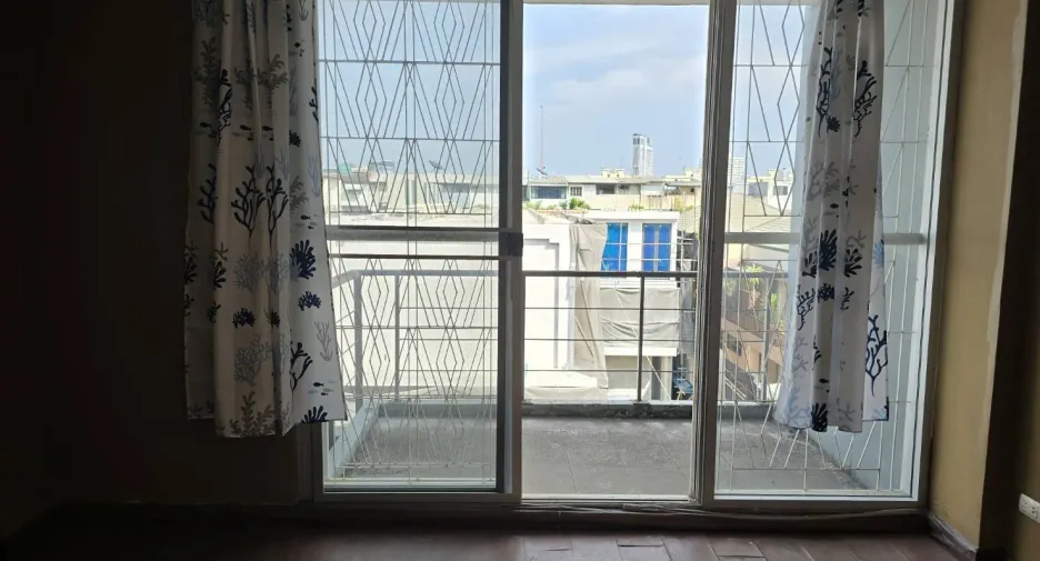 Casa adosada en venta de 4 habitaciones en Wang Thonglang, Bangkok