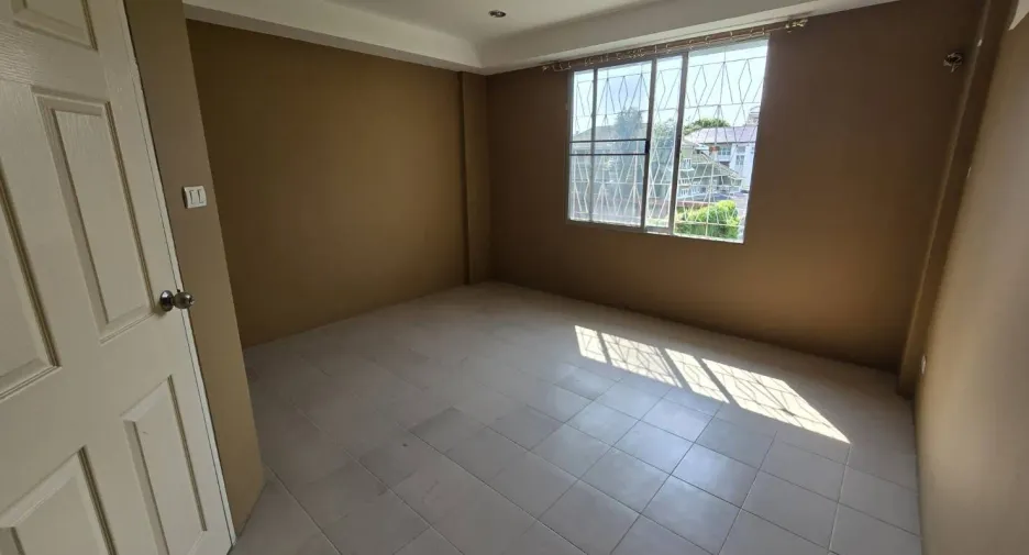 Casa adosada en venta de 4 habitaciones en Wang Thonglang, Bangkok