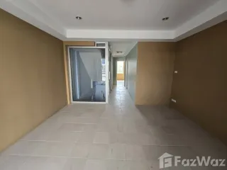 Casa adosada en venta de 4 habitaciones en Wang Thonglang, Bangkok
