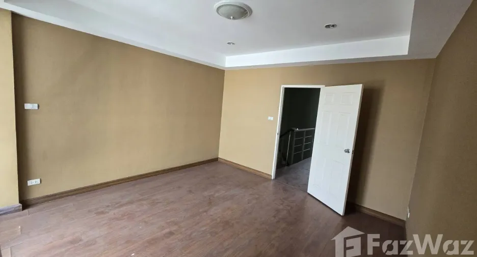 Casa adosada en venta de 4 habitaciones en Wang Thonglang, Bangkok