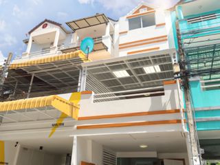 Casa adosada en venta de 5 habitaciones en Wang Thonglang, Bangkok