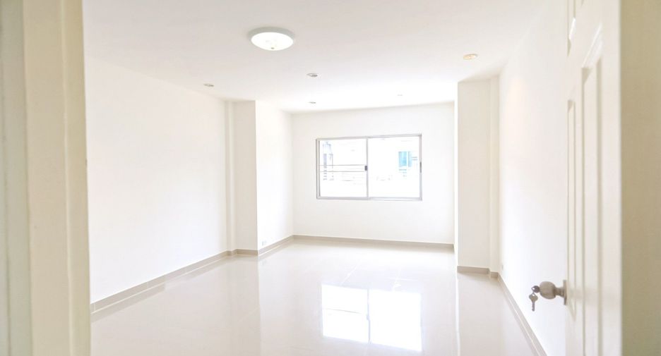 Casa adosada en venta de 5 habitaciones en Wang Thonglang, Bangkok