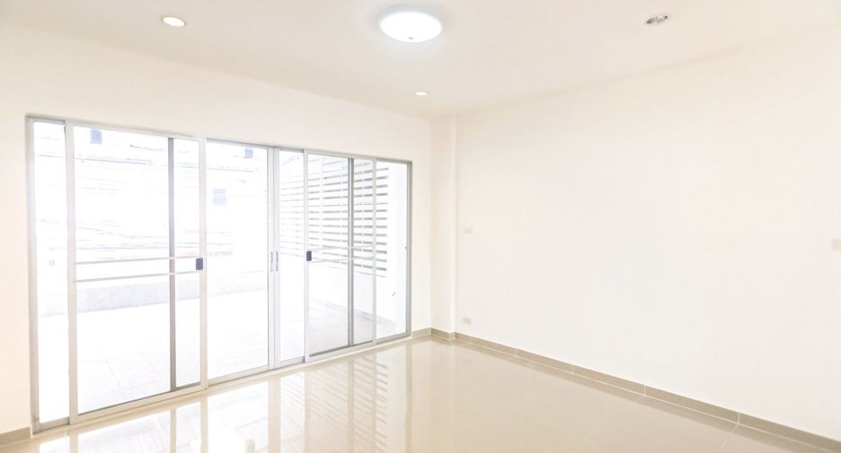 Casa adosada en venta de 5 habitaciones en Wang Thonglang, Bangkok