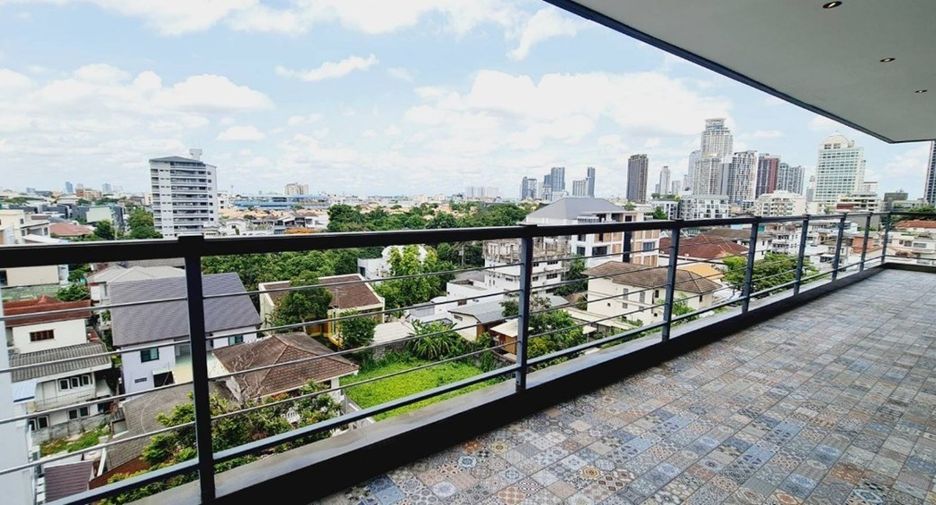 For rent 4 bedrooms condo in Watthana, Bangkok