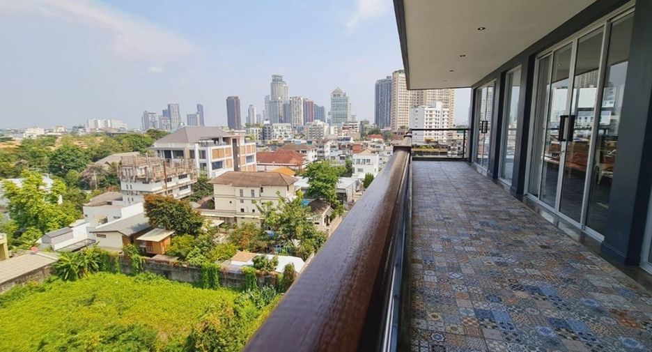 For rent 4 bedrooms condo in Watthana, Bangkok