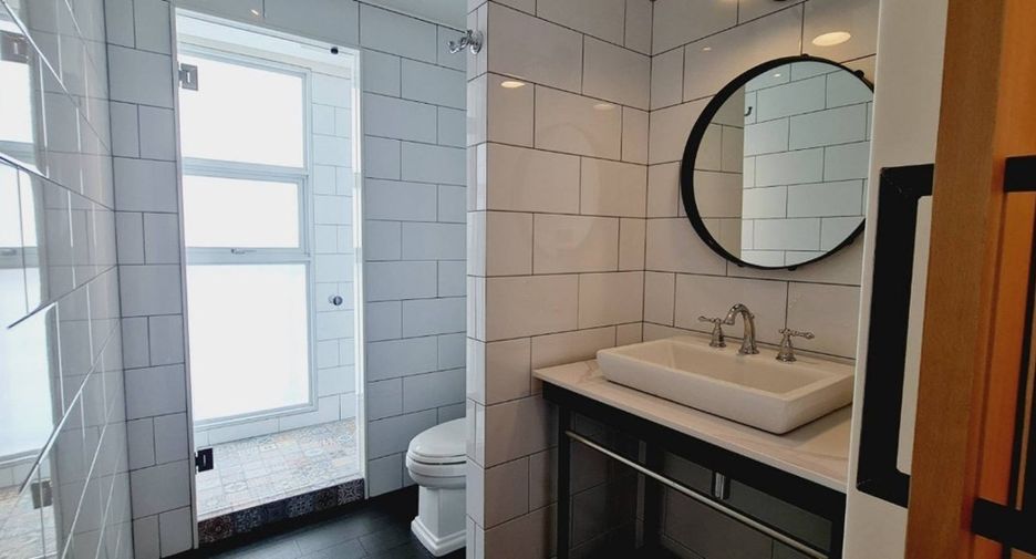 For rent 4 bedrooms condo in Watthana, Bangkok
