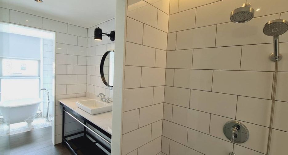 For rent 4 bedrooms condo in Watthana, Bangkok