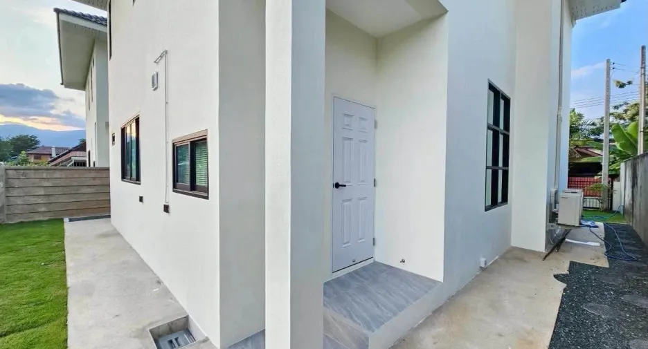 For rent 4 bedrooms house in Mueang Chiang Mai, Chiang Mai
