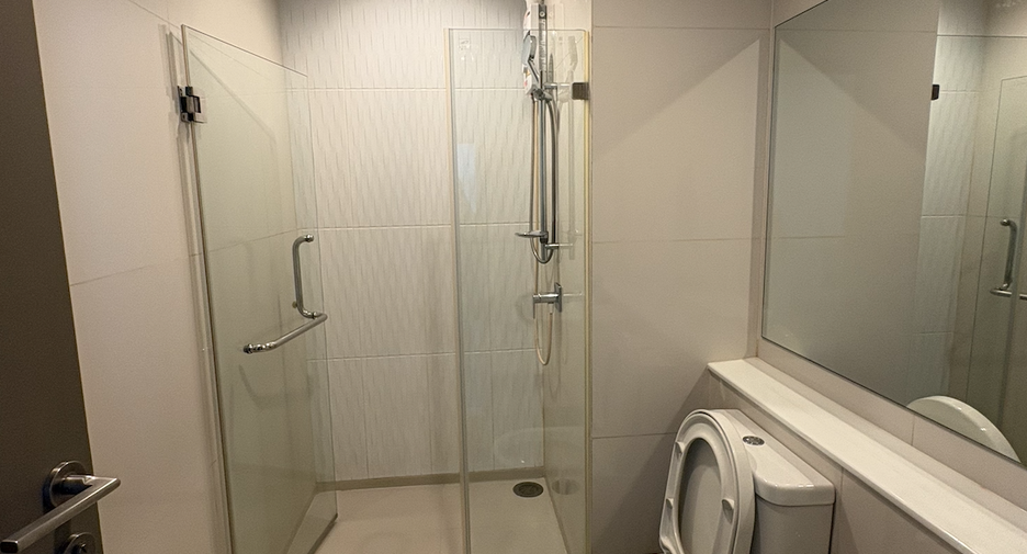 For rent 2 bedrooms condo in Huai Khwang, Bangkok