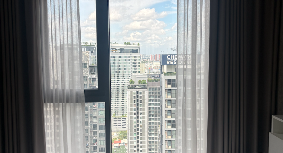 For rent 2 bedrooms condo in Huai Khwang, Bangkok