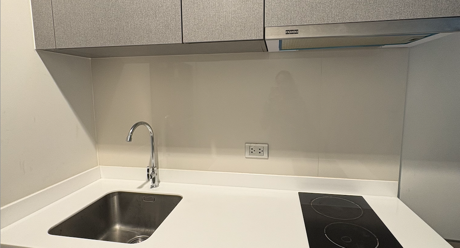 For rent 2 bedrooms condo in Huai Khwang, Bangkok