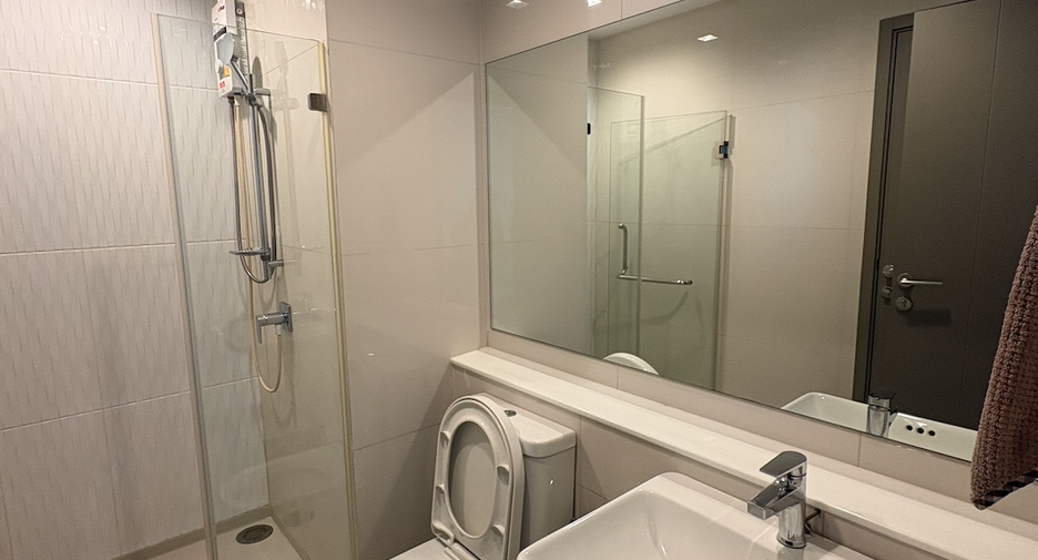 For rent 2 bedrooms condo in Huai Khwang, Bangkok