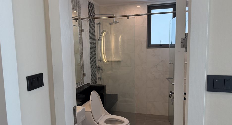For rent 3 bedrooms condo in Watthana, Bangkok
