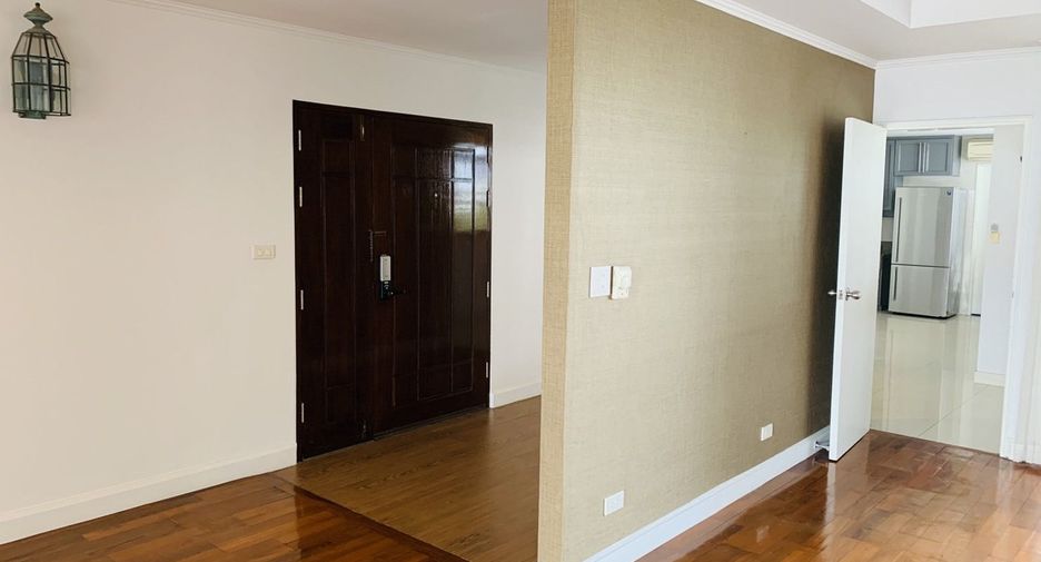 For rent 4 bedrooms condo in Watthana, Bangkok