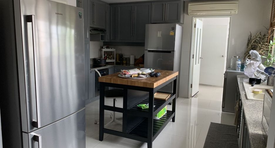 For rent 4 bedrooms condo in Watthana, Bangkok