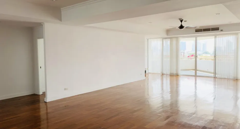 For rent 4 bedrooms condo in Watthana, Bangkok
