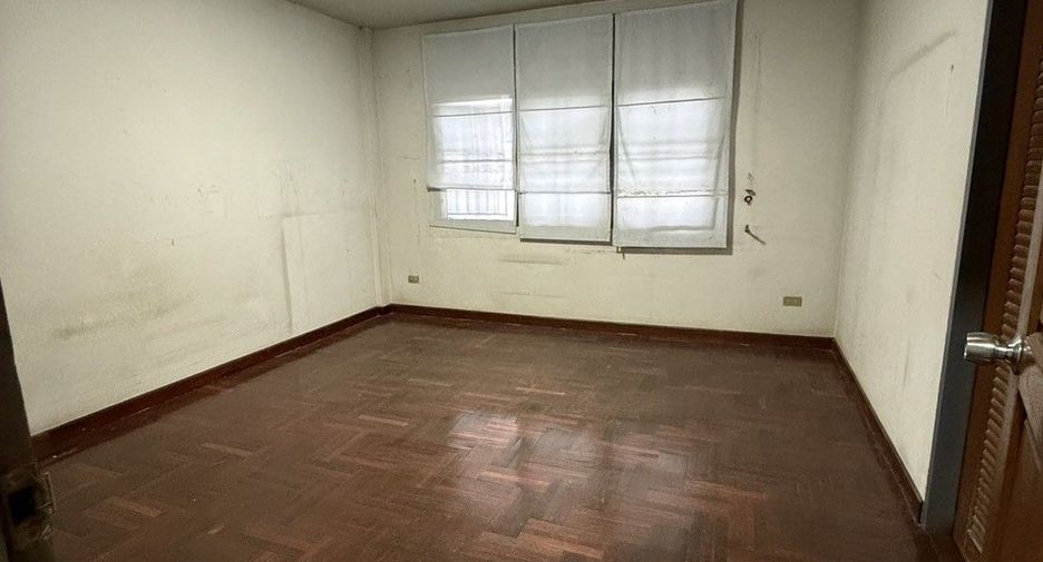Casa adosada en venta de 4 habitaciones en Wang Thonglang, Bangkok
