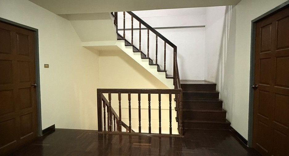 Casa adosada en venta de 4 habitaciones en Wang Thonglang, Bangkok
