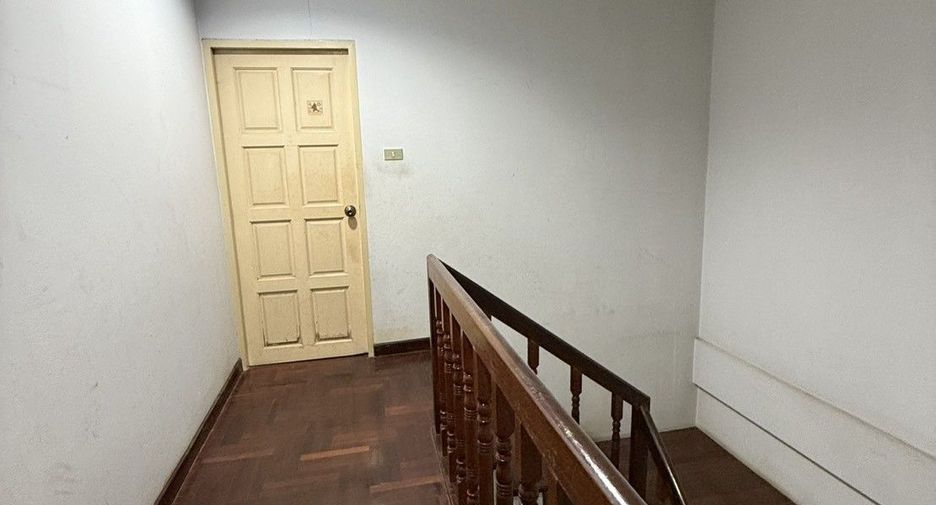 Casa adosada en venta de 4 habitaciones en Wang Thonglang, Bangkok