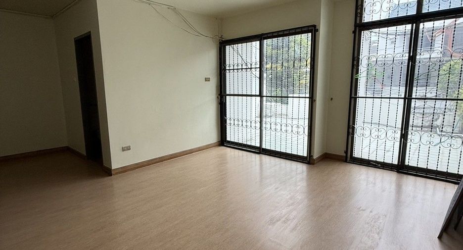 Casa adosada en venta de 4 habitaciones en Wang Thonglang, Bangkok