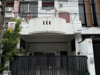 Casa adosada en venta de 4 habitaciones en Wang Thonglang, Bangkok