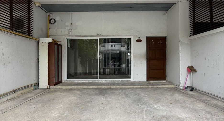 Casa adosada en venta de 4 habitaciones en Wang Thonglang, Bangkok