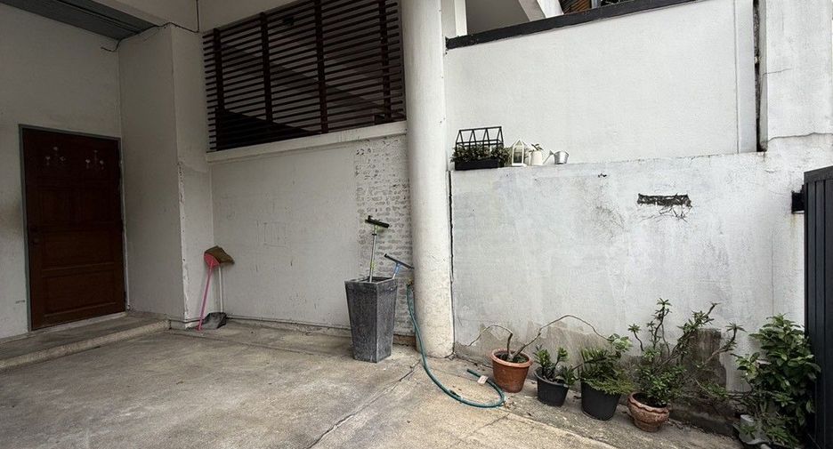 Casa adosada en venta de 4 habitaciones en Wang Thonglang, Bangkok